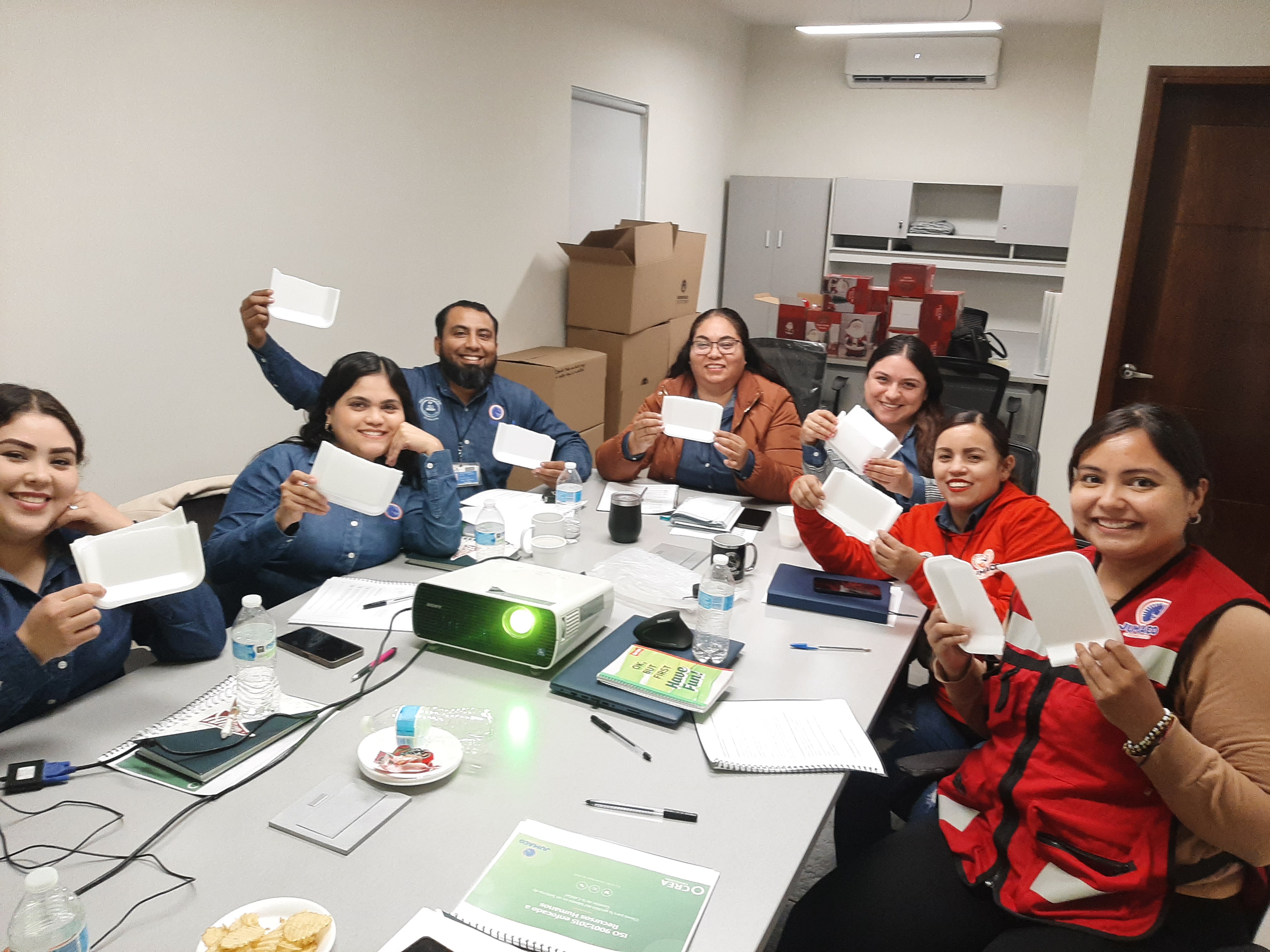 Equipo en capacitación y revisión de documentación ISO en sitio